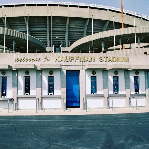 รูปภาพถ่ายที่ Kauffman Stadium โดย Jeff S. เมื่อ 3/1/2024
