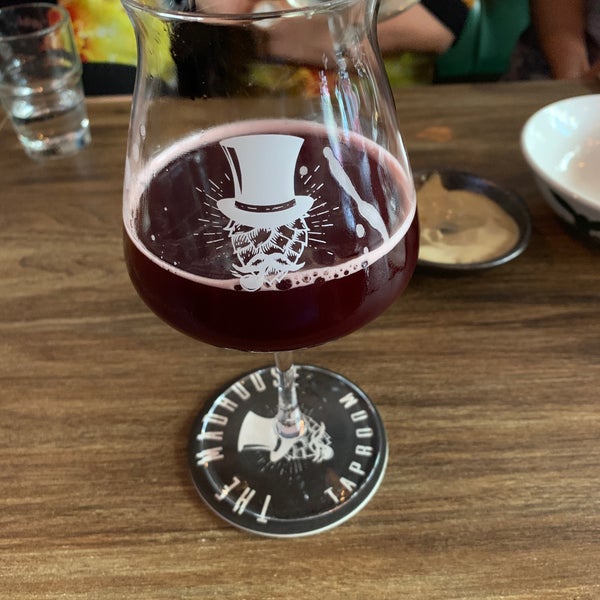 Photo taken at The Madhouse Taproom by Hannu H. on 5/11/2019