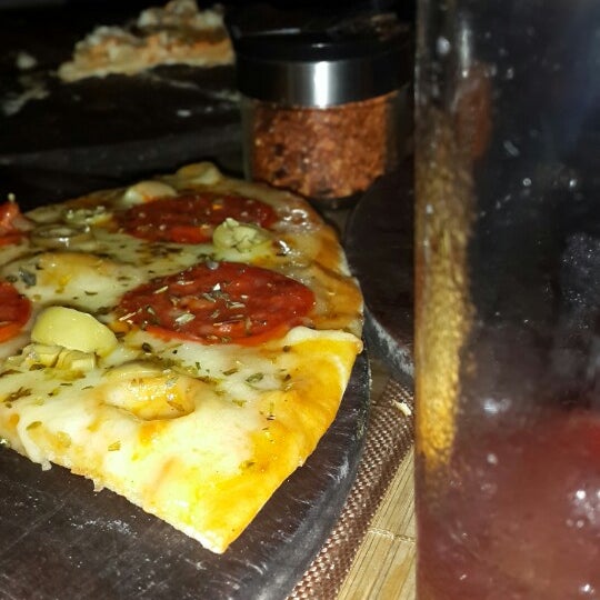 Photo taken at Tatati Pizza Gourmet by Leticia R. on 6/10/2014