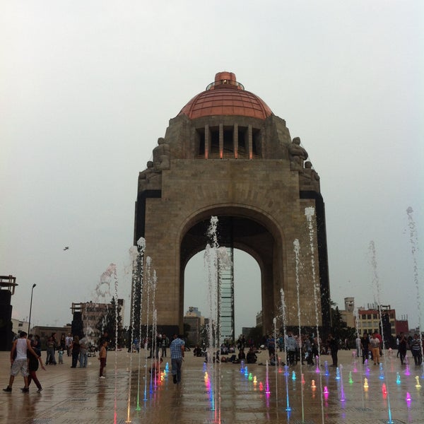 Das Foto wurde bei Monumento a la Revolución Mexicana von Cristina L. am 5/16/2013 aufgenommen
