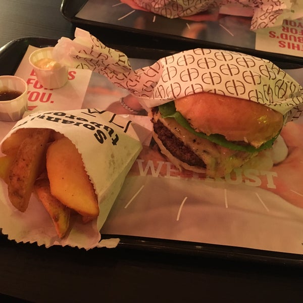 4/8/2017 tarihinde Yukari T.ziyaretçi tarafından Hã? Burger'de çekilen fotoğraf
