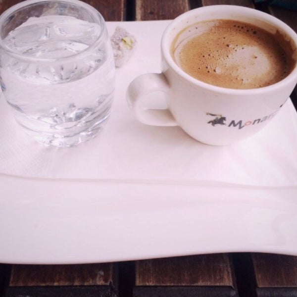 Foto diambil di Monarchi | Cafe ve Restaurant oleh Emoşşşş pada 9/30/2015