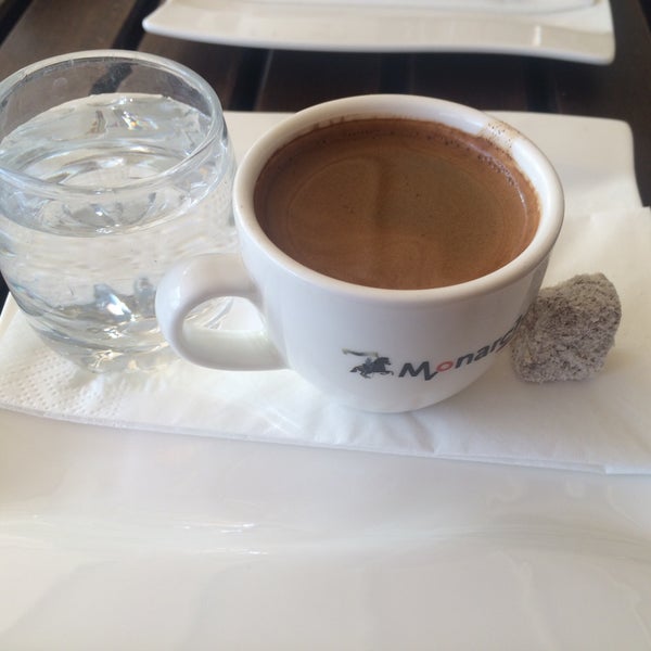Photo prise au Monarchi | Cafe ve Restaurant par Emoşşşş le9/1/2015