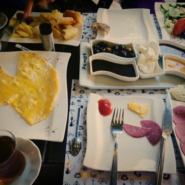 Foto diambil di Monarchi | Cafe ve Restaurant oleh Emoşşşş pada 10/4/2015