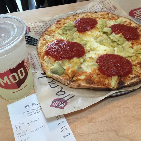 Photo taken at MOD Pizza by junsee on 5/4/2016