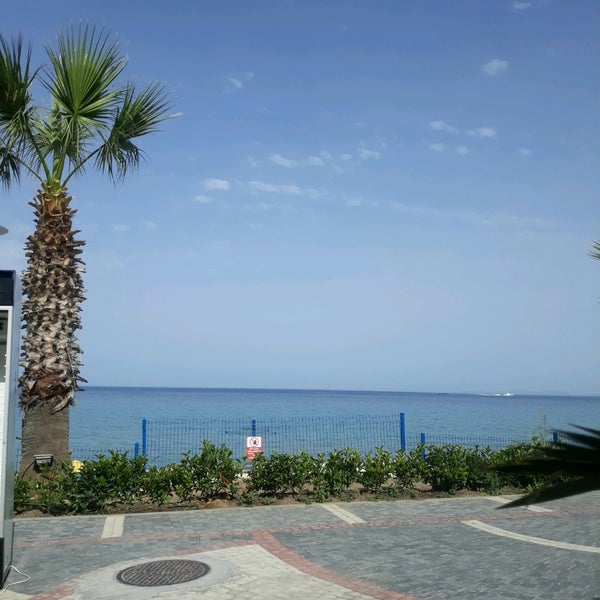 Das Foto wurde bei Palm Beach Cafe &amp; Restaurant von Ebru Ö. am 6/16/2020 aufgenommen
