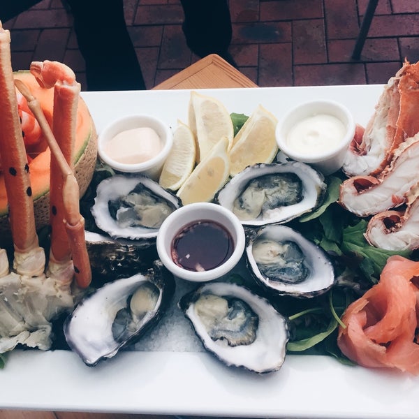 Снимок сделан в Blue Fish Seafood Restaurant пользователем Sylvia C. 2/25/2017