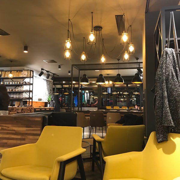 Foto diambil di BlueJay Coffee House oleh Güven G. pada 2/9/2018
