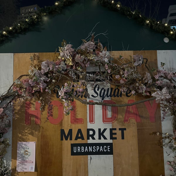 Foto diambil di Union Square Holiday Market oleh Glenn D. pada 12/15/2022