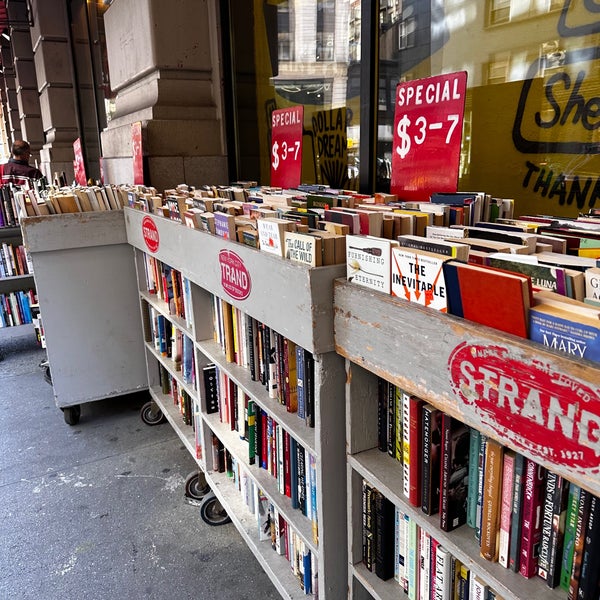 Photo taken at Strand Bookstore by Glenn D. on 10/13/2023