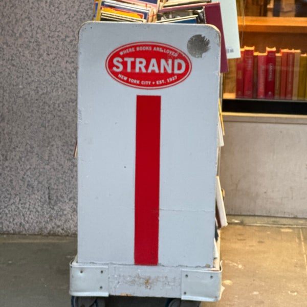 รูปภาพถ่ายที่ Strand Bookstore โดย Glenn D. เมื่อ 2/20/2024