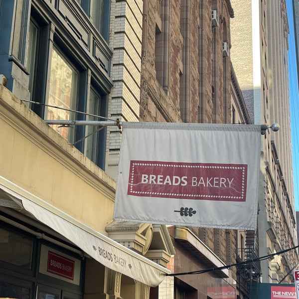 Foto tomada en Breads Bakery  por Glenn D. el 11/29/2020