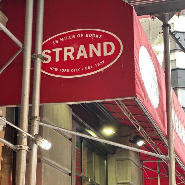 12/9/2023 tarihinde Glenn D.ziyaretçi tarafından Strand Bookstore'de çekilen fotoğraf