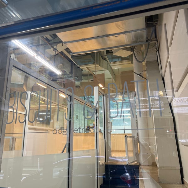 Biscuits & Bath Pet Supplies Store in New York