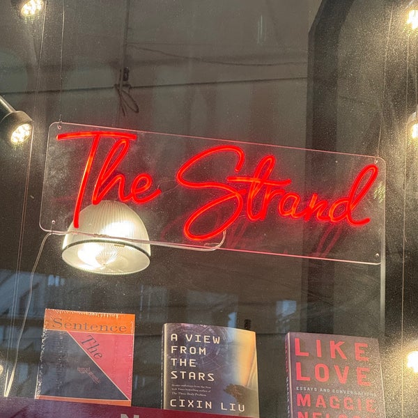 Foto tomada en Strand Bookstore  por Glenn D. el 4/2/2024