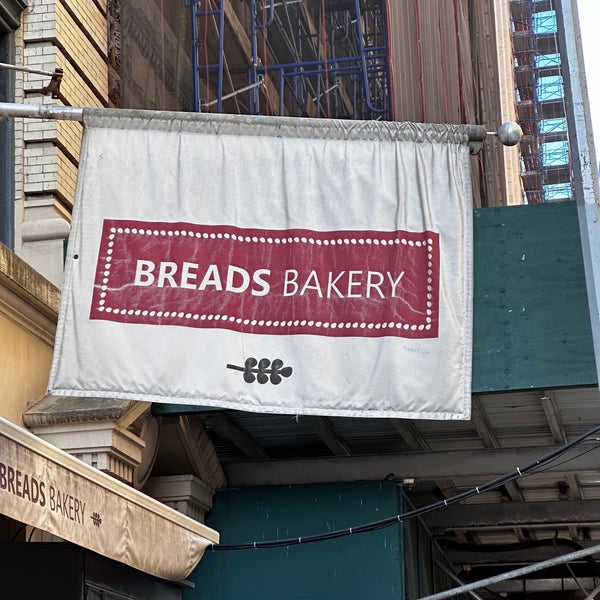 Foto tomada en Breads Bakery  por Glenn D. el 12/5/2022