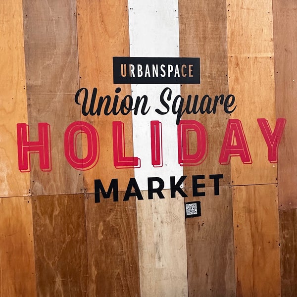 Foto diambil di Union Square Holiday Market oleh Glenn D. pada 12/5/2022