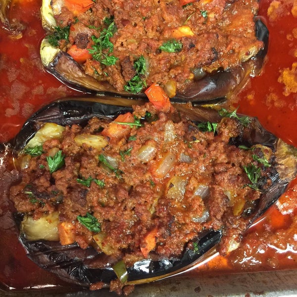 Foto scattata a A La Turca Mediterranean Cuisine da Ugur U. il 7/4/2015