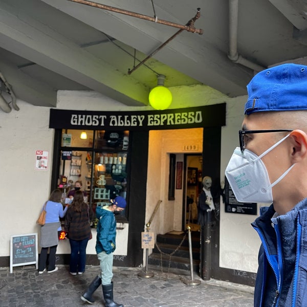 Foto diambil di Ghost Alley Espresso oleh Brenda Y. pada 9/22/2021