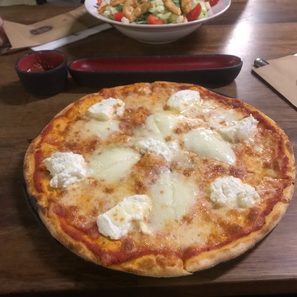 Foto diambil di Pomidori Pizzeria oleh Fatih B. pada 11/29/2018