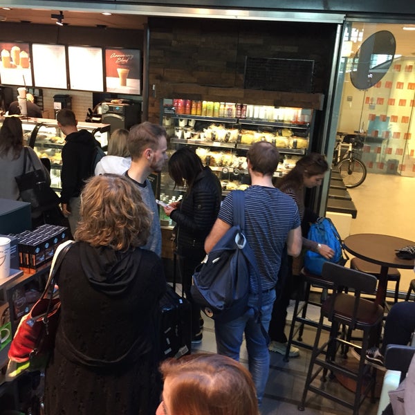Foto scattata a Starbucks da Bopper B. il 9/28/2018