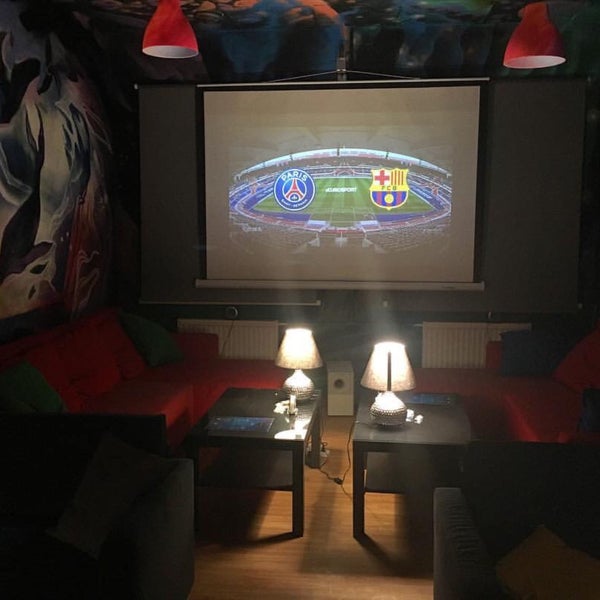 2-х метровый экран, full HD картинка, футбол и просто фильмы! Бесценно покуривая вкусный кальян #otivana #therooms