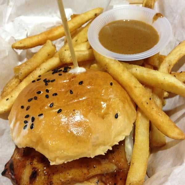 รูปภาพถ่ายที่ Burger Junkyard โดย $teph L. เมื่อ 7/13/2013
