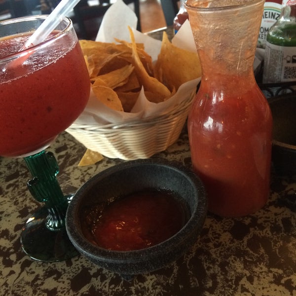 รูปภาพถ่ายที่ La Casa Mexican Restaurant โดย Laurie B. เมื่อ 4/6/2016