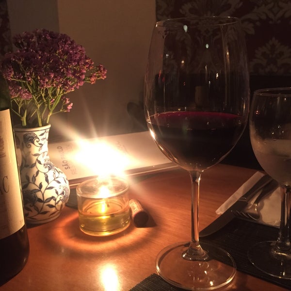 Ambiente super aconchegante pra qualquer ocasião, de jantar romântico a encontro entre amigos e familiares. Super recomento o Pato acompanhado de um delicioso Bordeaux! Combinação perfeita!😍