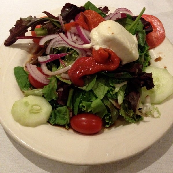I had the Tri-Color Salad for a starter, & it's good without croutons!