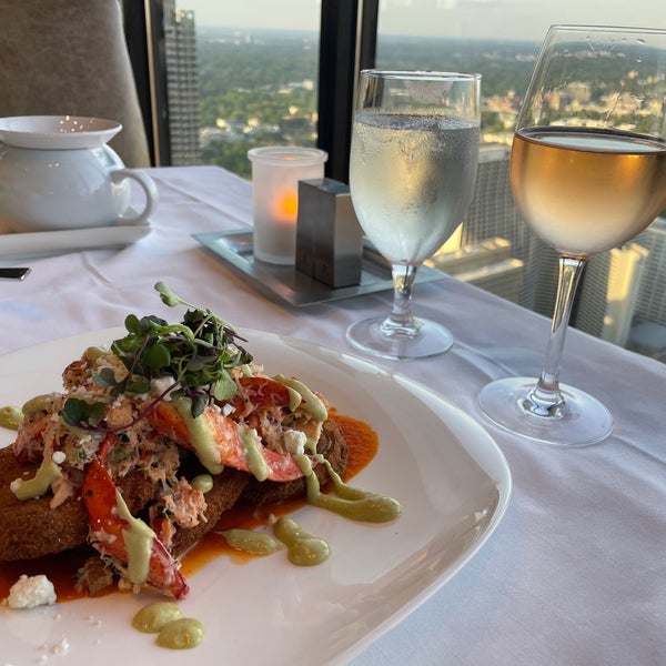Photo taken at Sun Dial Restaurant, Bar &amp; View by Kaitlin P. on 4/22/2022