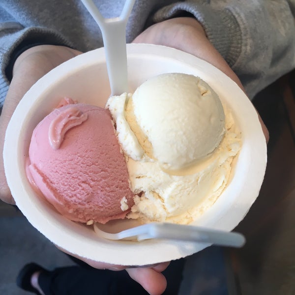 4/15/2017にCarrie C.がイーシーアイスクリーム (Ici Ice Cream)で撮った写真