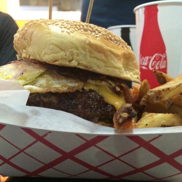 รูปภาพถ่ายที่ Charm City Burger Company โดย James M. เมื่อ 7/24/2015