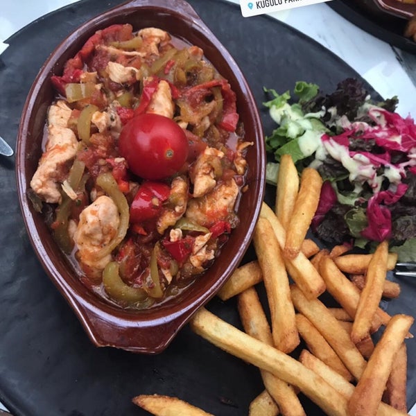 Das Foto wurde bei Kuğulu Park Cafe &amp; Restaurant von Ana Kraliçe 👑 am 6/21/2019 aufgenommen