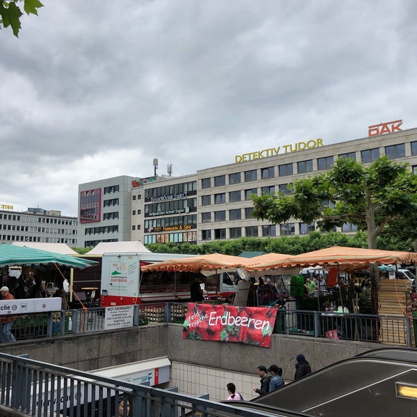 Photo taken at Erzeugermarkt Konstablerwache by Jan-Willem A. on 6/6/2019