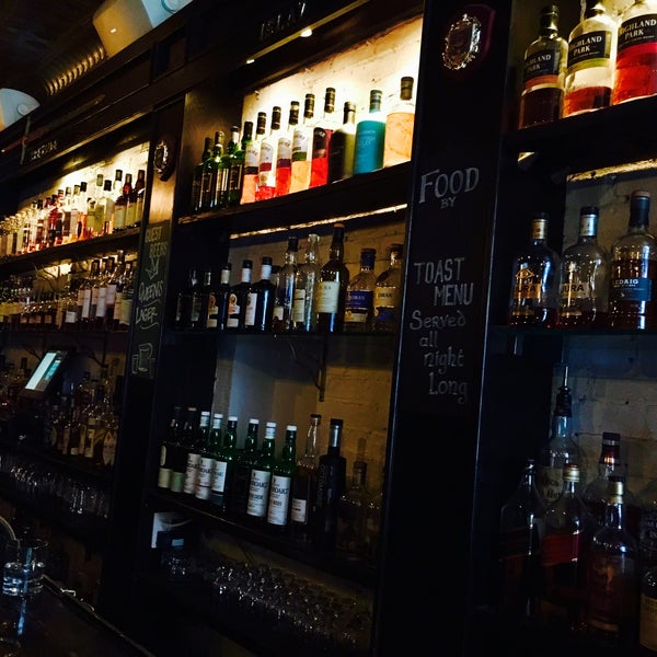 Foto tirada no(a) Caledonia Bar por Srinivas R. em 3/19/2016