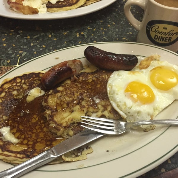 Photo taken at Comfort Diner by Francisco E. on 10/22/2015