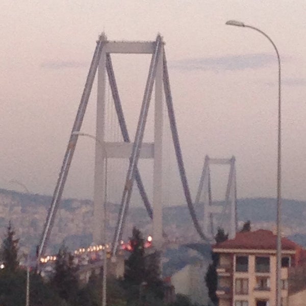 Foto diambil di Boğaziçi Köprüsü oleh Mete F. pada 8/11/2015