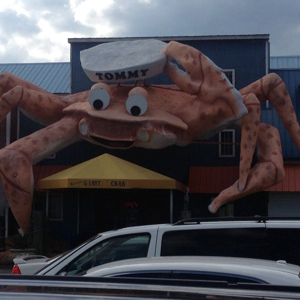 รูปภาพถ่ายที่ Giant Crab Seafood Restaurant โดย Greg A. เมื่อ 5/8/2013