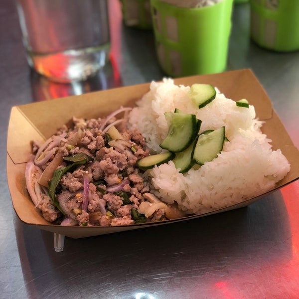 Das Foto wurde bei Street Bangkok Local Food von Lingxue Y. am 2/23/2019 aufgenommen