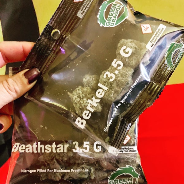 Dispensary pick of the week:#GreenDragon was amazing! Their #Englewood location is open till #MIDNIGHT!!! 🙌 Staff is super friendly too! What do you think of this Nitrogen filled packaging?