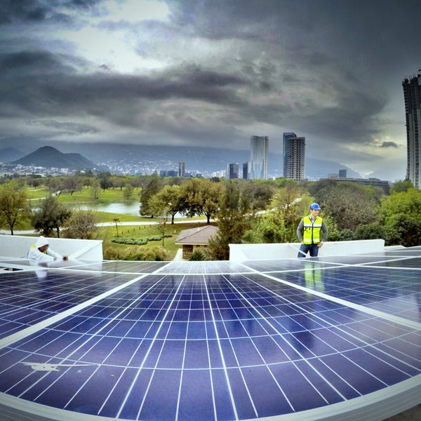 Das Foto wurde bei Greenlux - Paneles Solares Monterrey von Greenlux - Paneles Solares Monterrey am 7/7/2015 aufgenommen