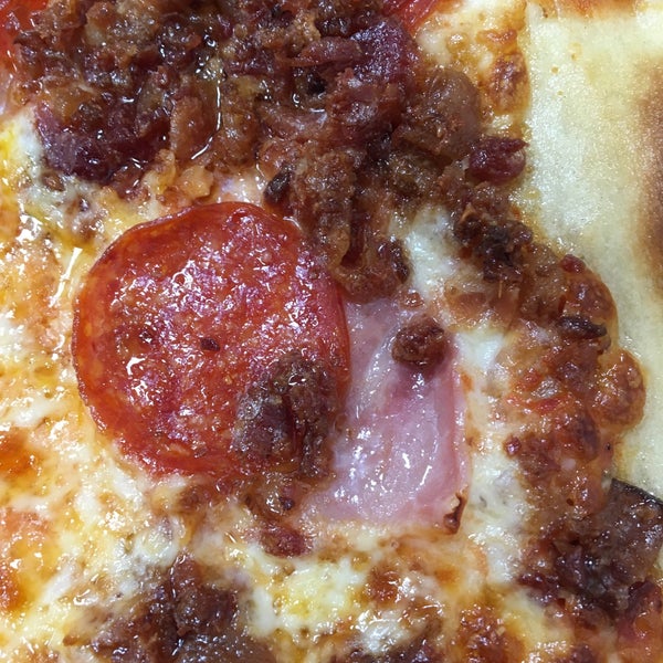 5/10/2018 tarihinde Axl Roseziyaretçi tarafından Famous Original Ray&#39;s Pizza'de çekilen fotoğraf