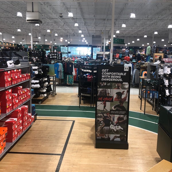 DICK'S Sporting Goods スポーツ用品店