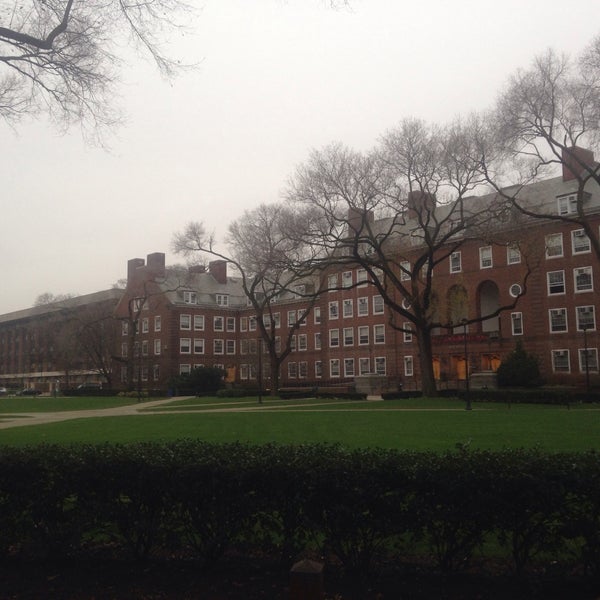 Foto tirada no(a) Brooklyn College Library por liza k. em 12/30/2015