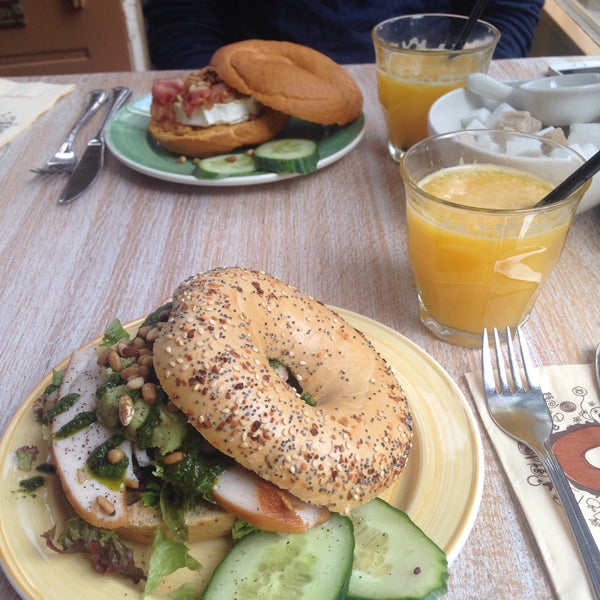 Photo taken at Bagels &amp; Beans by Burcu 🐒 S. on 9/20/2015