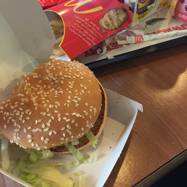 Foto tirada no(a) McDonald&#39;s por Hatice Y. em 7/22/2015
