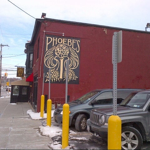 รูปภาพถ่ายที่ Phoebe&#39;s Restaurant and Coffee Lounge โดย Dan M. เมื่อ 2/7/2013