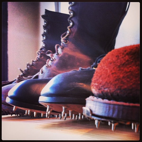 Foto tirada no(a) Dayton Boots por Jon S. em 1/19/2013