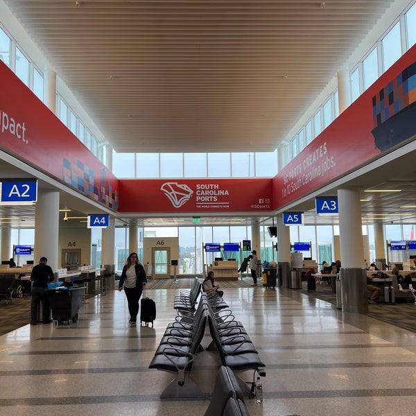 รูปภาพถ่ายที่ Charleston International Airport (CHS) โดย Jesse Y. เมื่อ 11/25/2022
